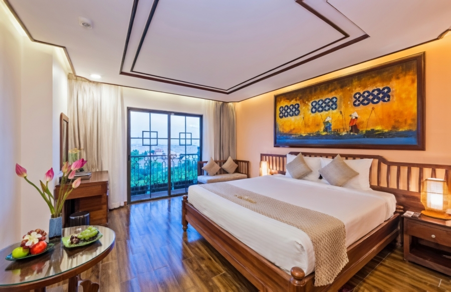 Sau lớp chăn trắng là cả một guồng quay thầm lặng – Giặt chăn màn khách sạn