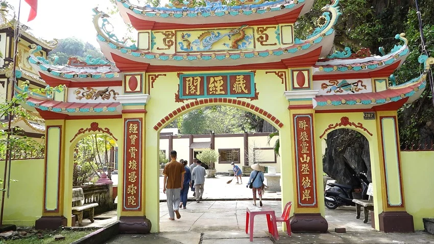 Chùa Hang: Kiệt Tác Thiên Nhiên "Xuyên Thấu" Ra Biển Cả